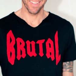 Vista detalle del estampado de la camiseta unisex "Brutal" de Aire Retro. Envio gratis en www.burbujasmoda.com