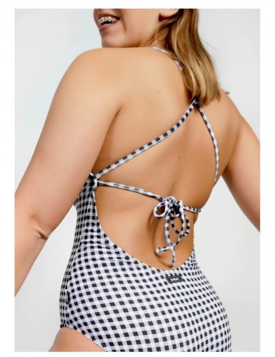 Detalle de la espalda del bañador Vichy Lovers de la marca Keep & Trendy
