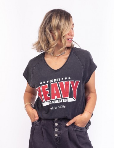 Detalle camiseta Muy Heavy chica de Aire Retro
