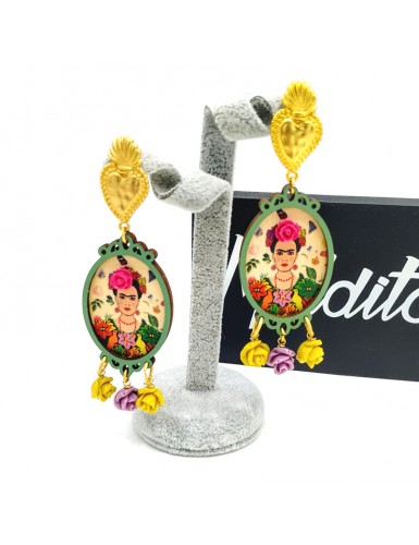 Detalle pendientes de mujer con imagen de Frida Khalo marca Maldita Rita