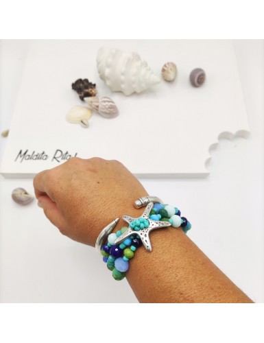 pulsera hecha con bolitas facetadas en tonos azules y verdes, imitando el tono del mar, diseñado por Maldita Rita