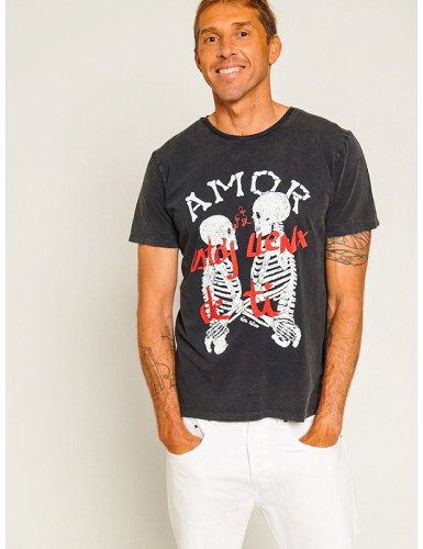 Modelo masculino con la camiseta unisex "Llenx de ti" de Aire Retro, en gris fade out . Burbujasmoda, sin gastos de envío.