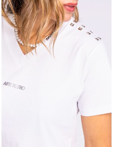 Detalle Camiseta tachuelas blanca de la marca Aire Retro