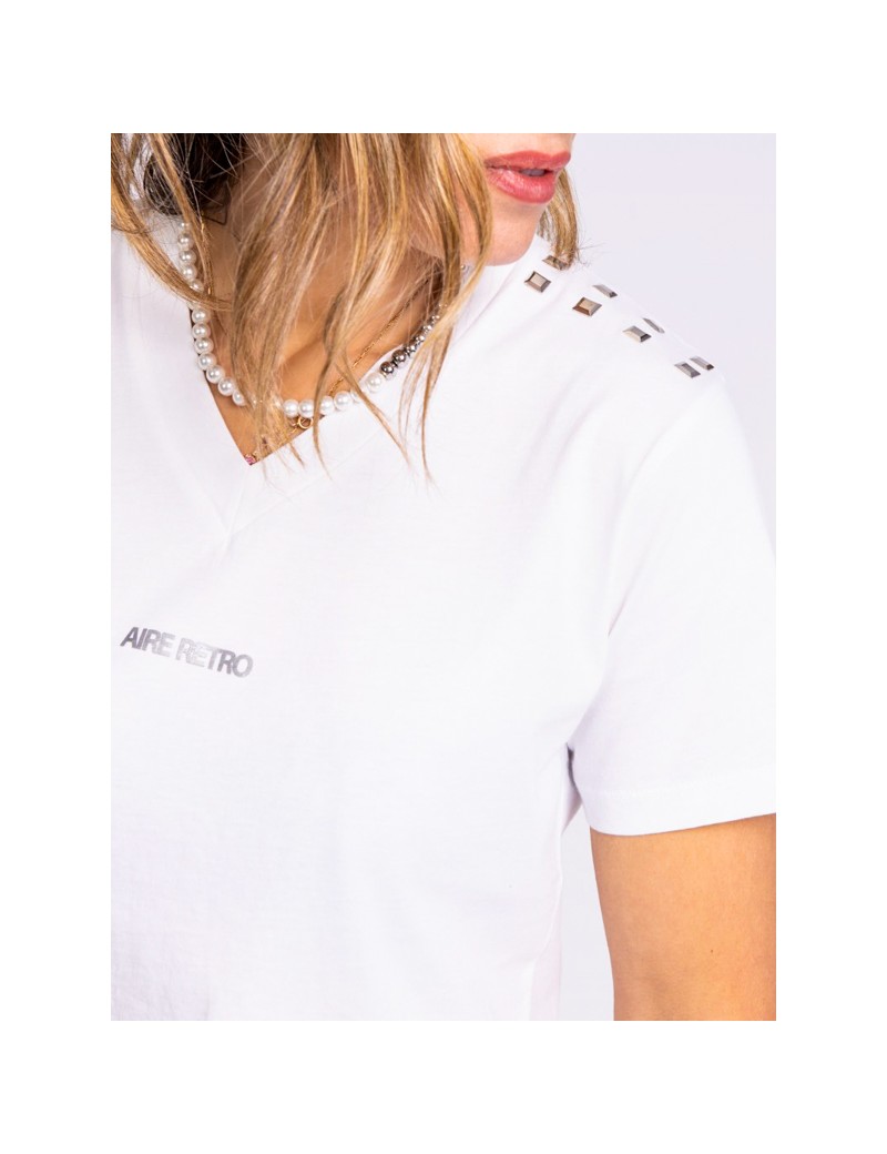 Detalle Camiseta tachuelas blanca de la marca Aire Retro