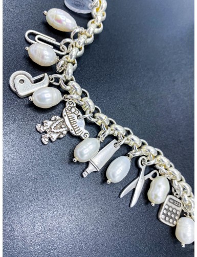 Detalle Pulsera Administrativa en perla con charms en plata y perlas cultivadas de la marca de bisutería española Maldita Rita!